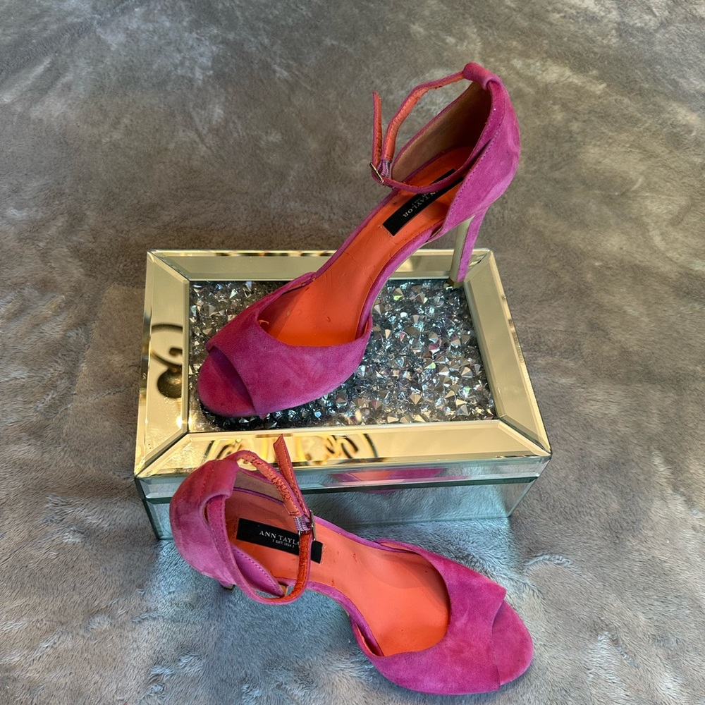 Description-Pink high heel with orange interior 
Brand-Ann Taylor
Size-Women’s 8